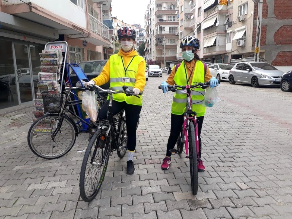 İzmir\'de gönüllü ekip, yaşlılara yardım için pedal basıyor