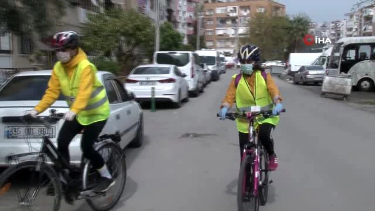 İzmir\'de gönüllü ekip, yaşlılara yardım için pedal basıyor