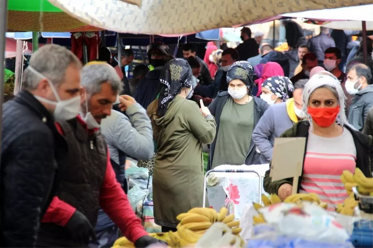 İzmir\'de pazaryerinde sosyal mesafe kuralına uyulmadı