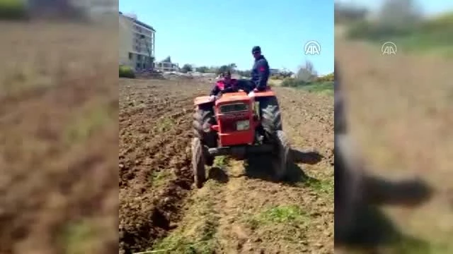 Jandarma yorulan çiftçinin tarlasını sürdü