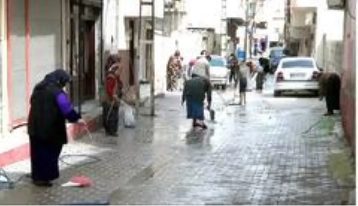 Kadınlar korona virüsüne karşı sokakları temizledi