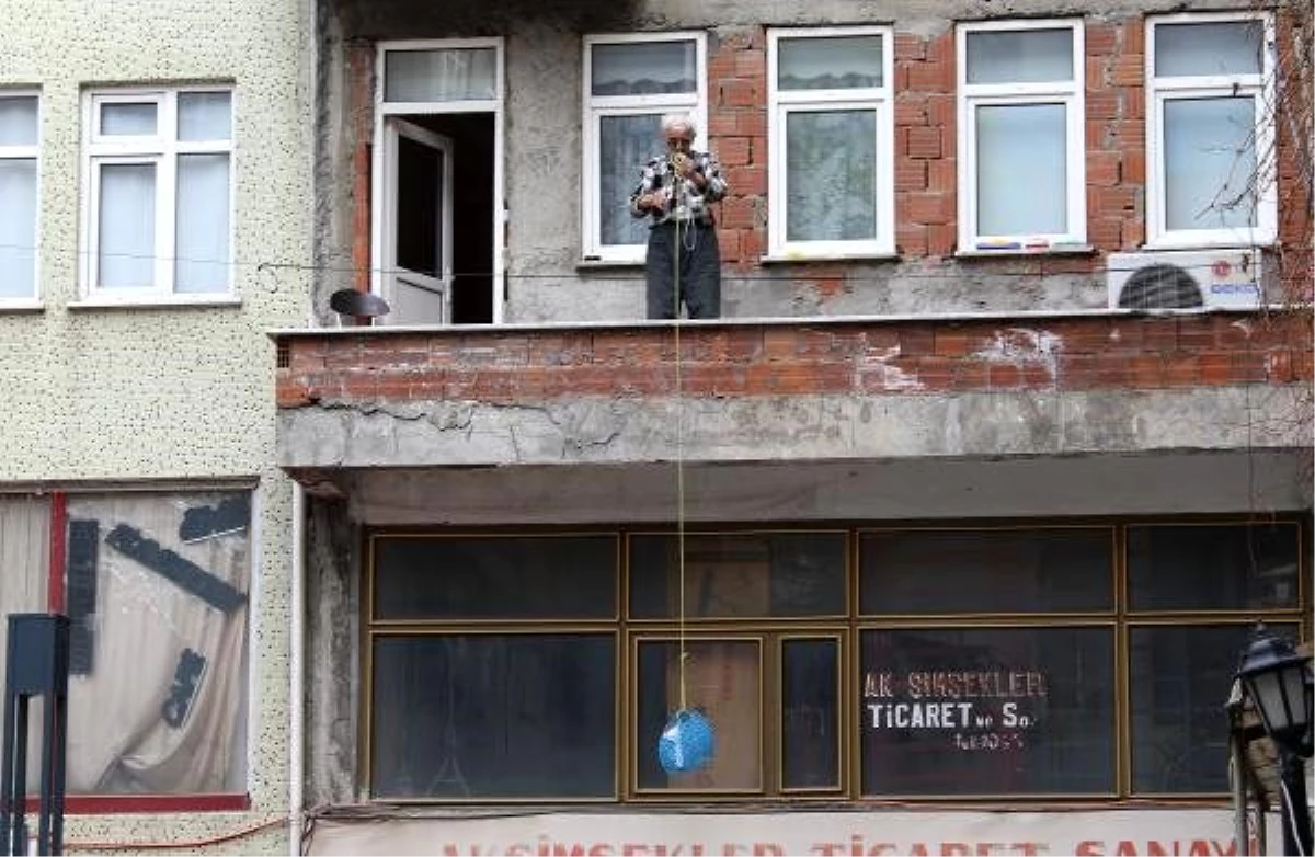 Karantina altındaki Borçka\'da halk, balkon ve pencerelerde