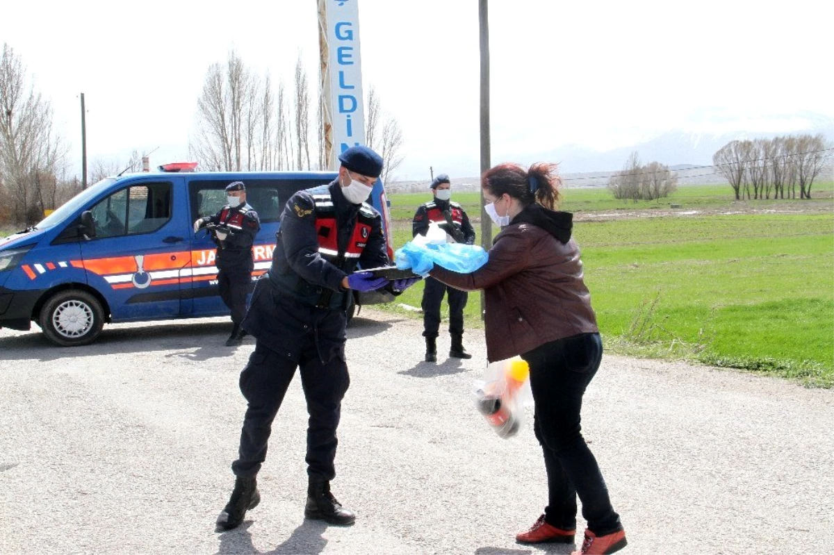 Karantinadaki mahallede kadınlardan jandarmaya pasta börek ikramı