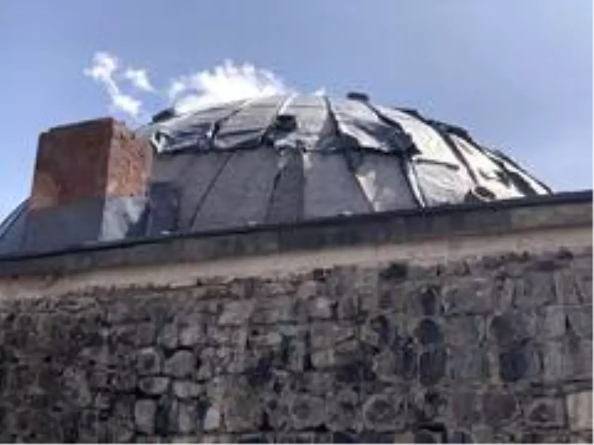 Kars\'ta tarihi hamamın kubbe kurşunlarını söktüler