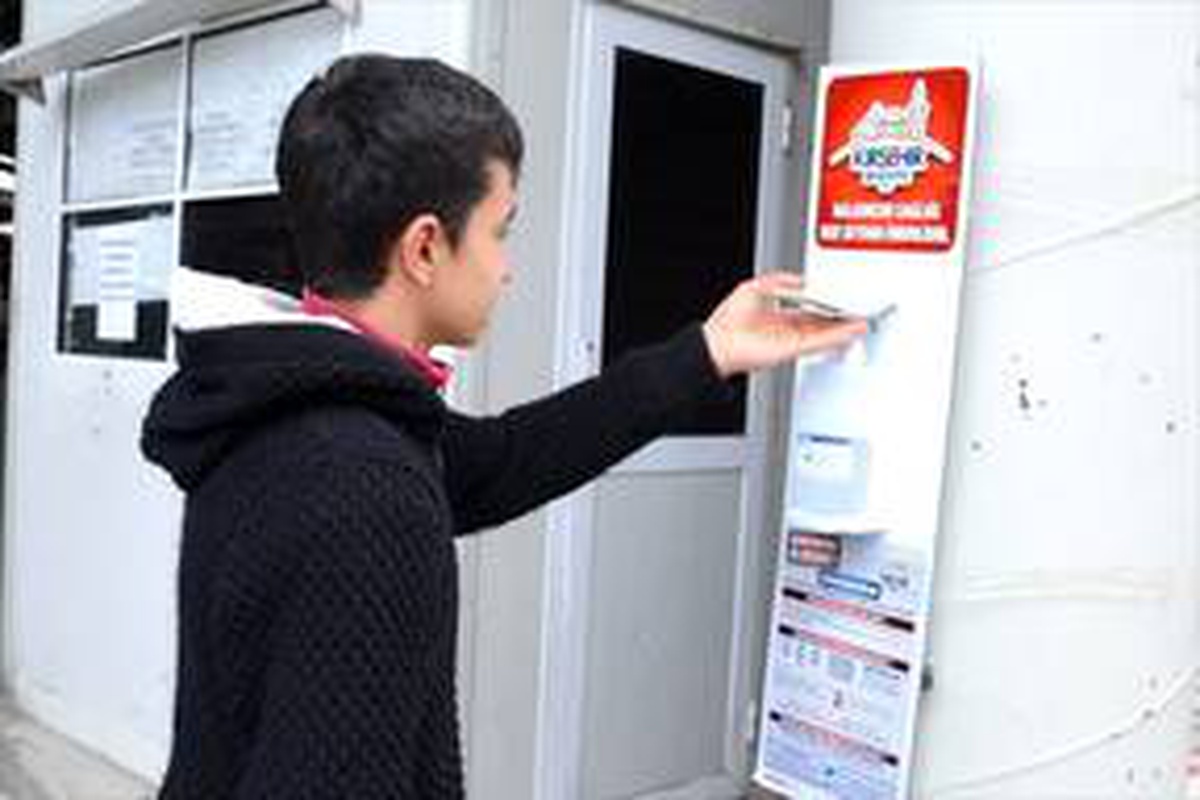 Kırşehir\'de pazar yerine vatandaşlar için dezenfektan makinesi konuldu