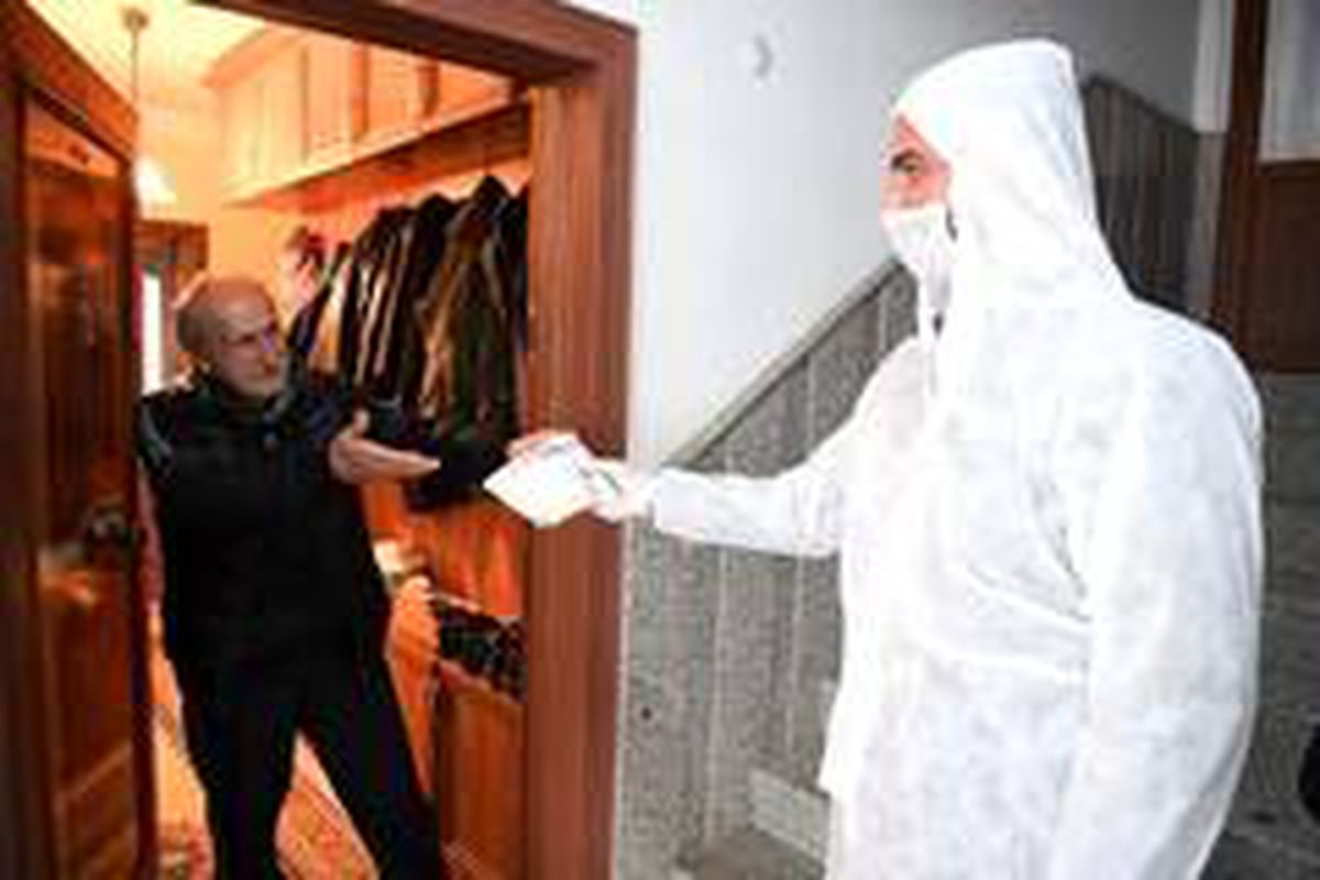 Konyaaltı Belediyesi kapı kapı dolaşıp maske, eldiven ve dezenfektan dağıtıyor