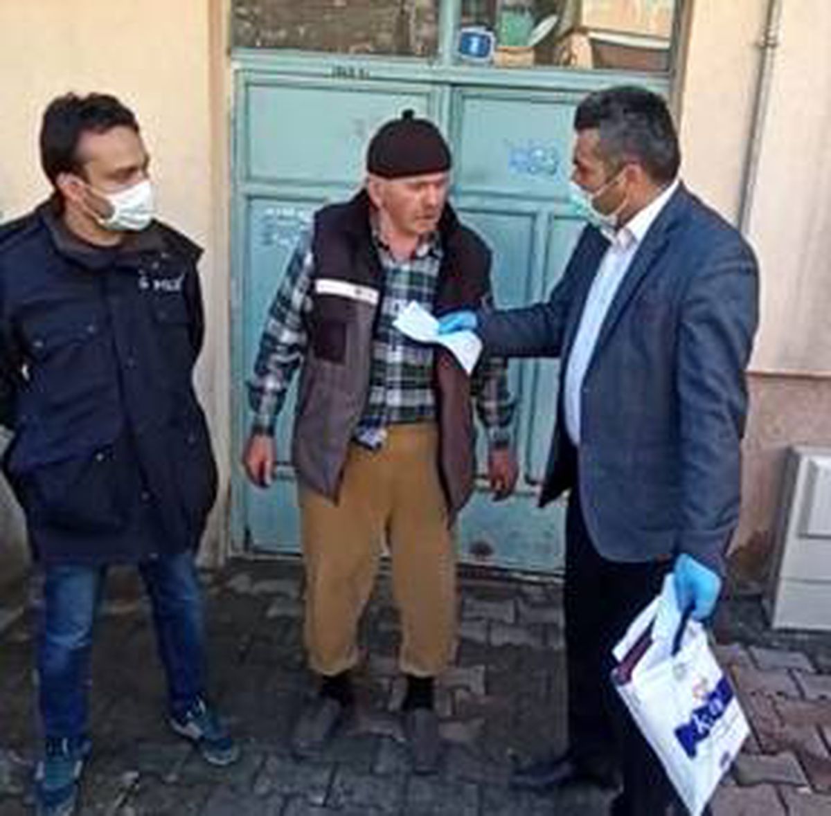 Maaşını evinde alan 86 yaşındaki emekliden Milli Dayanışma Kampanyası\'na anlamlı destek