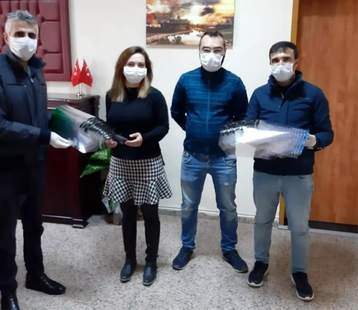 Öğretmenlerden sağlık çalışanlarına maske