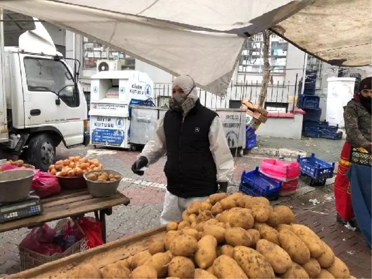 Oto boyarken kullandığı maske ve tulumla pazara geldi (1)