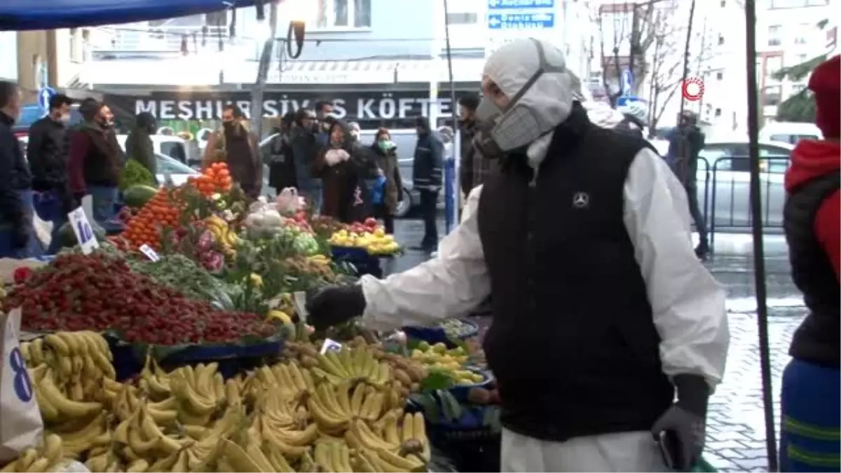 Özel tulumu ve maskesiyle pazara geldi, hem şaşırttı hem gülümsetti