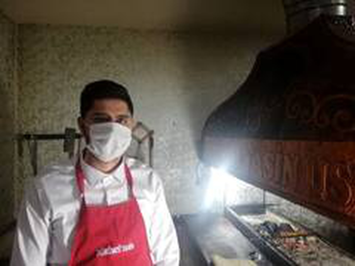 Sağlık çalışanları ile güvenlik güçlerine dürüm ikram etti