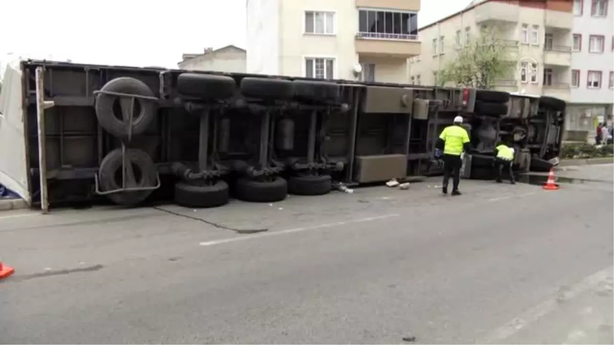 Sebze ve meyve yüklü tır devrildi: 1 yaralı