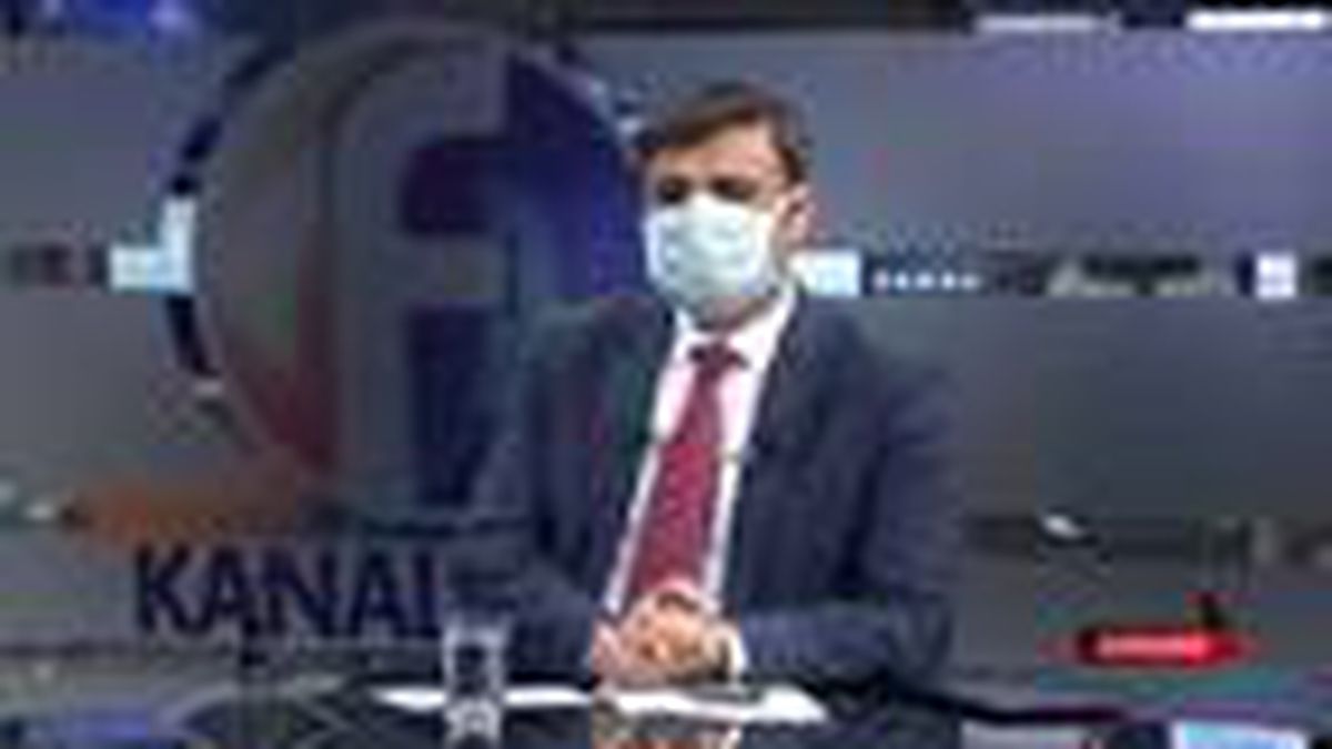 Televizyon programını maske takarak yaptılar