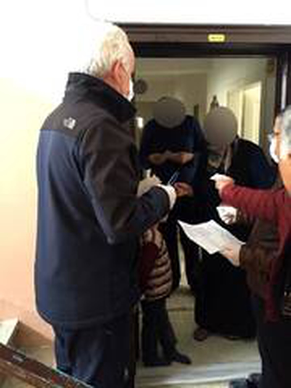 Yaşlıların maaşları ve ihtiyaçlıların destek ödemeleri evlerine götürülüyor