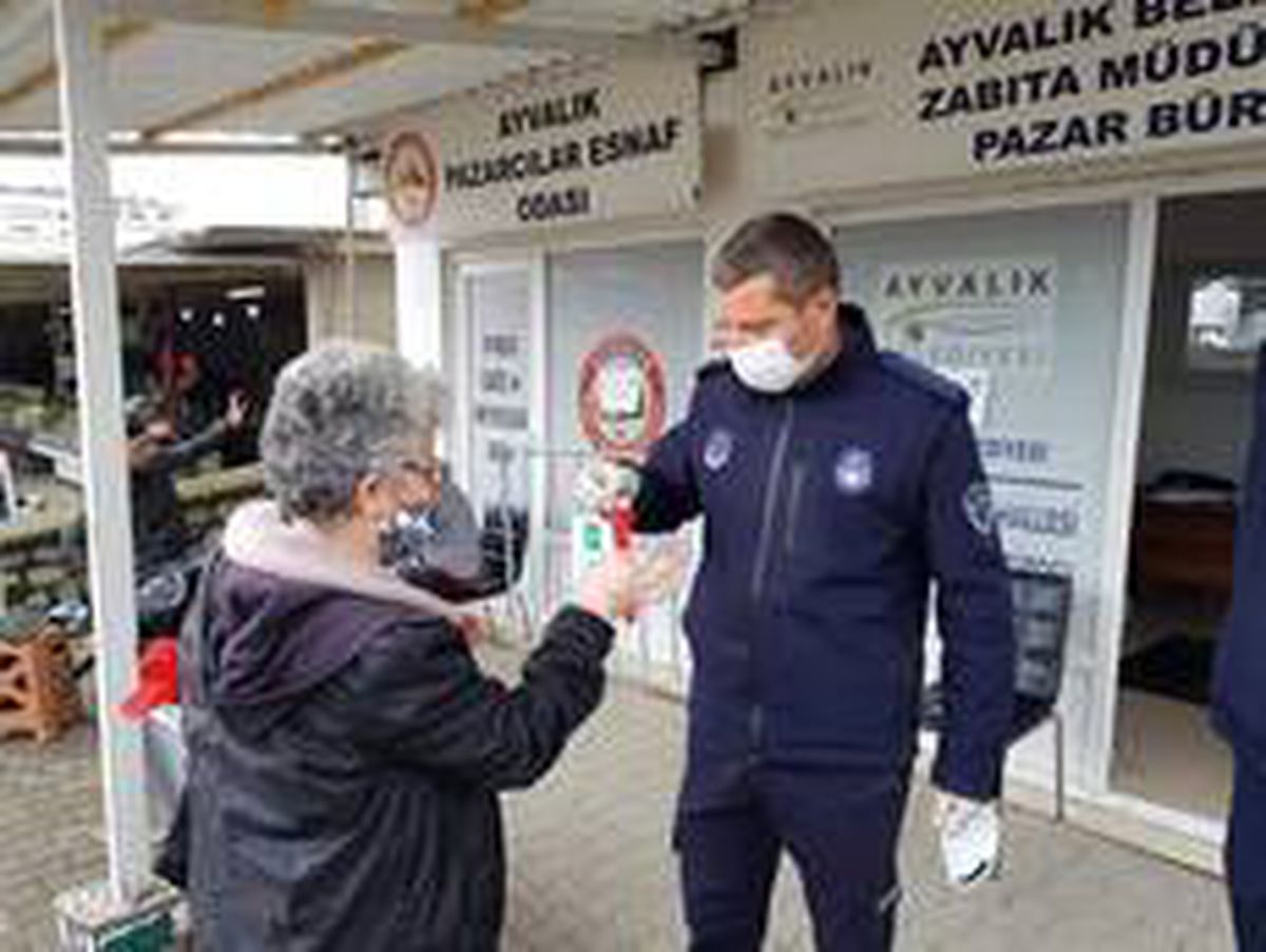 Ayvalık\'ta pazarda maskesi olmayanlara maske dağıttılar