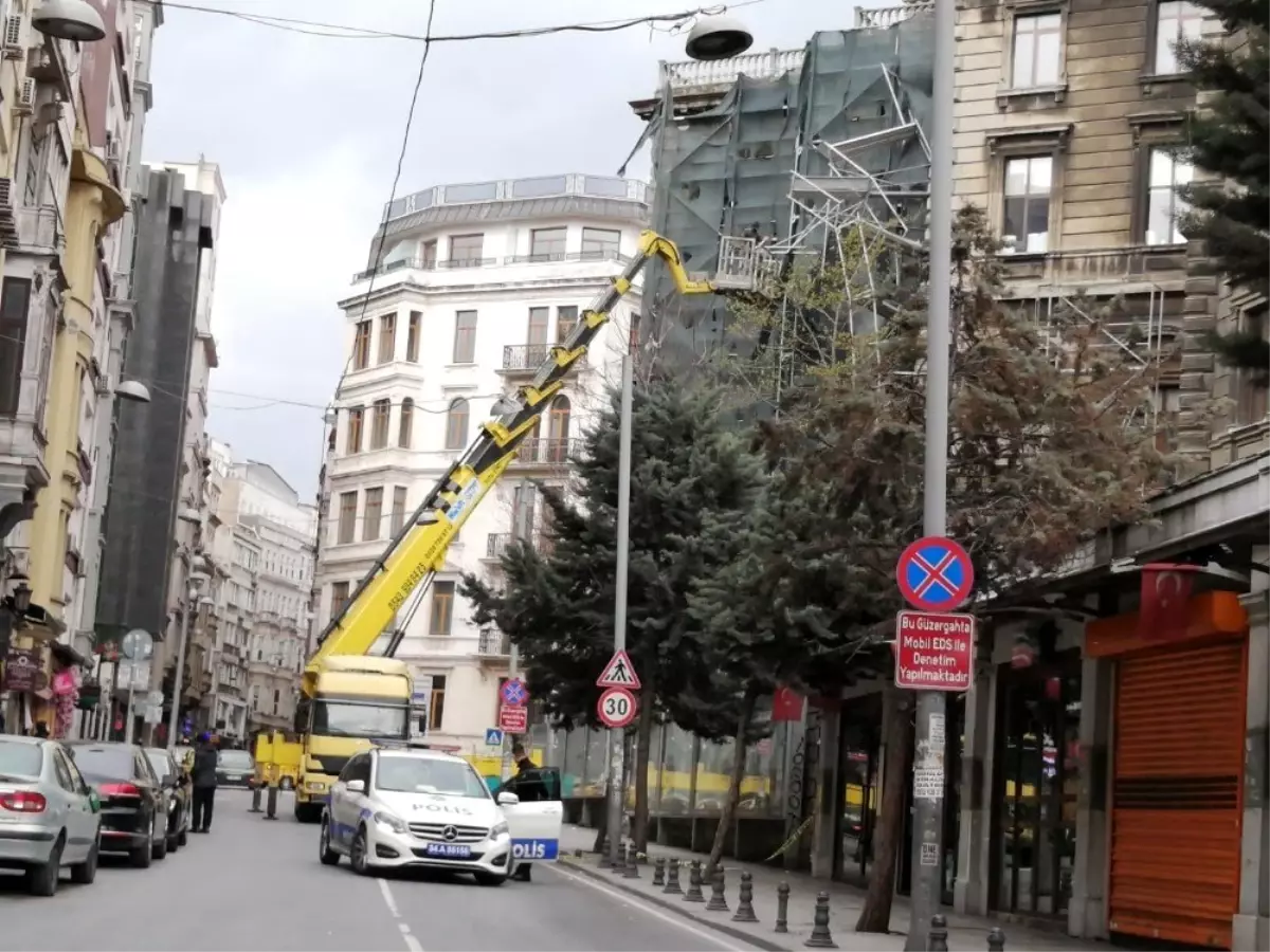 Beyoğlu\'nda fırtına nedeniyle uçan iskele vatandaşları korkuttu