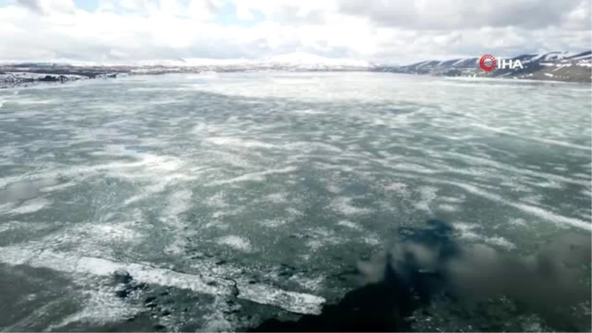 Buzları çözülen Nazik Gölü\'nden görenleri kendine hayran bırakan görüntüler