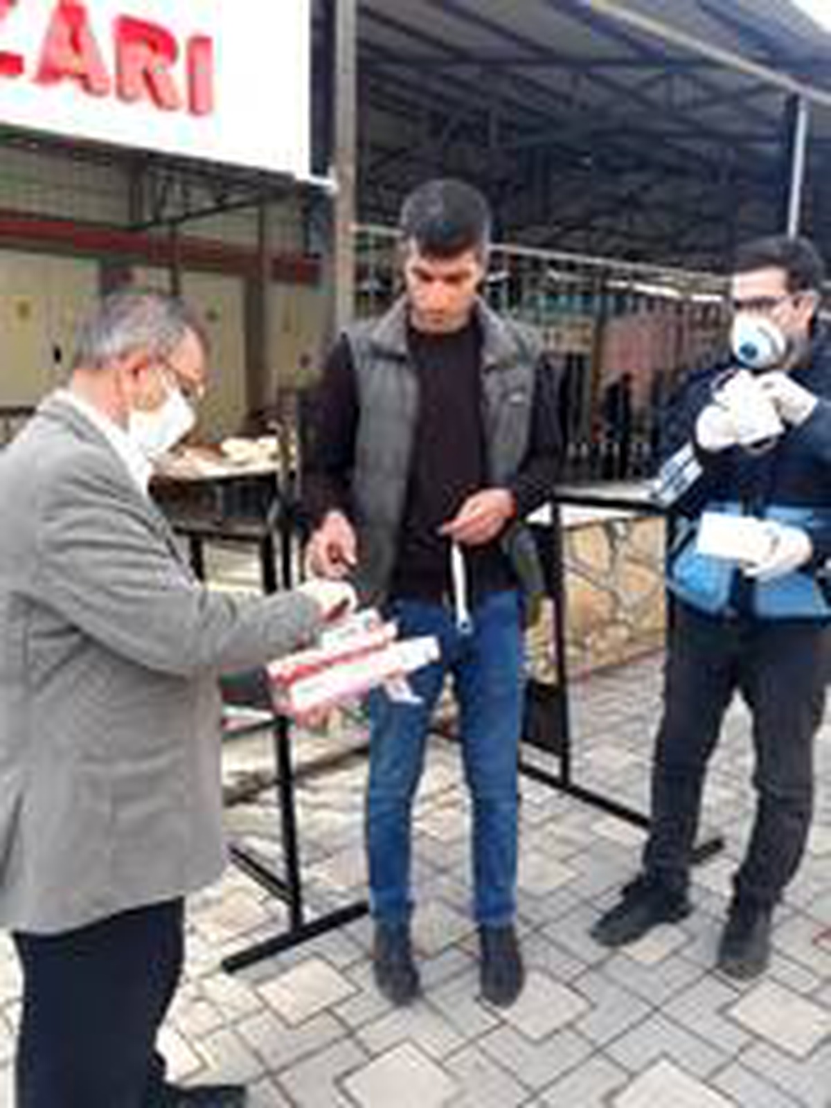 Dicle\'de semt pazarlarında vatandaşlara maske ve eldiven dağıtıldı