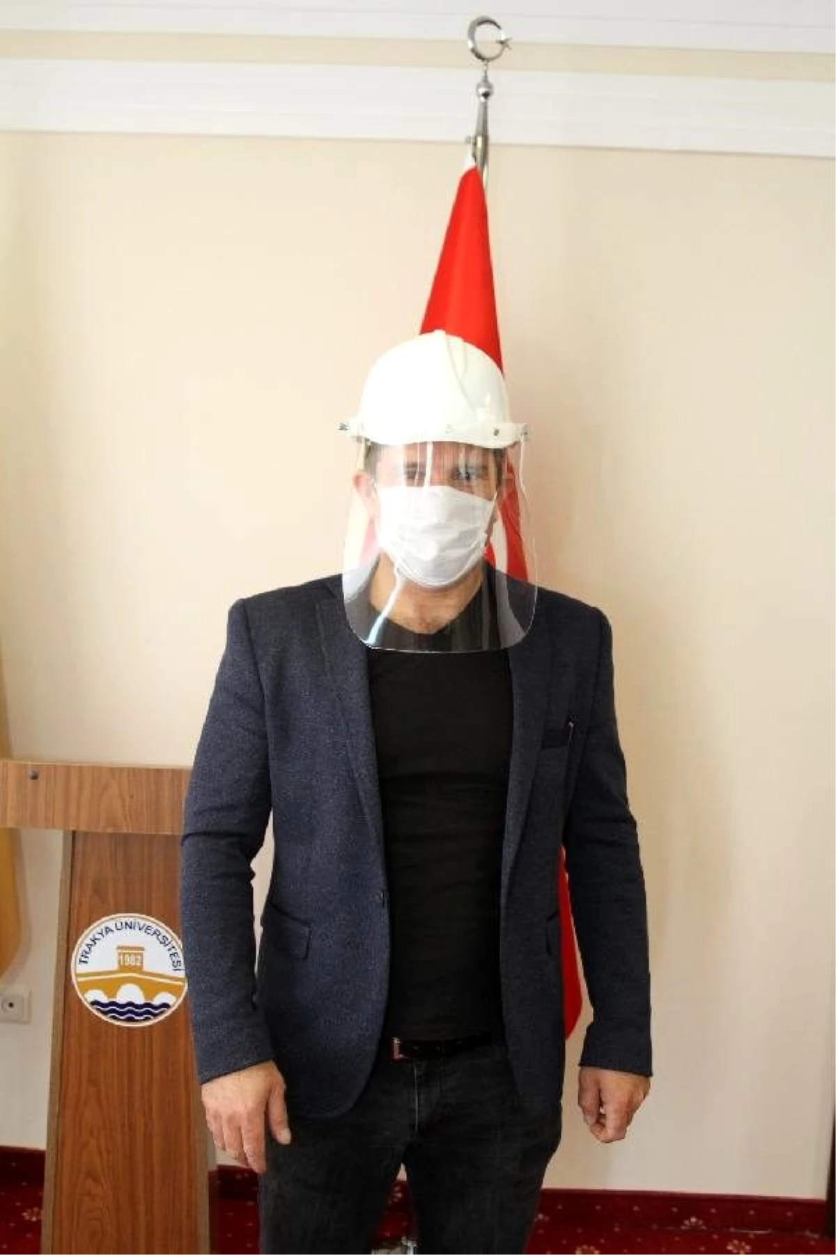 Edirne\'de sağlık teknikeri, sağlıkçılar için baretli maske üretti