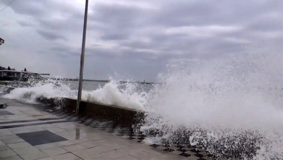 Fırtına nedeniyle Marmara\'da dev dalgalar: Demir korkuluklar kırıldı
