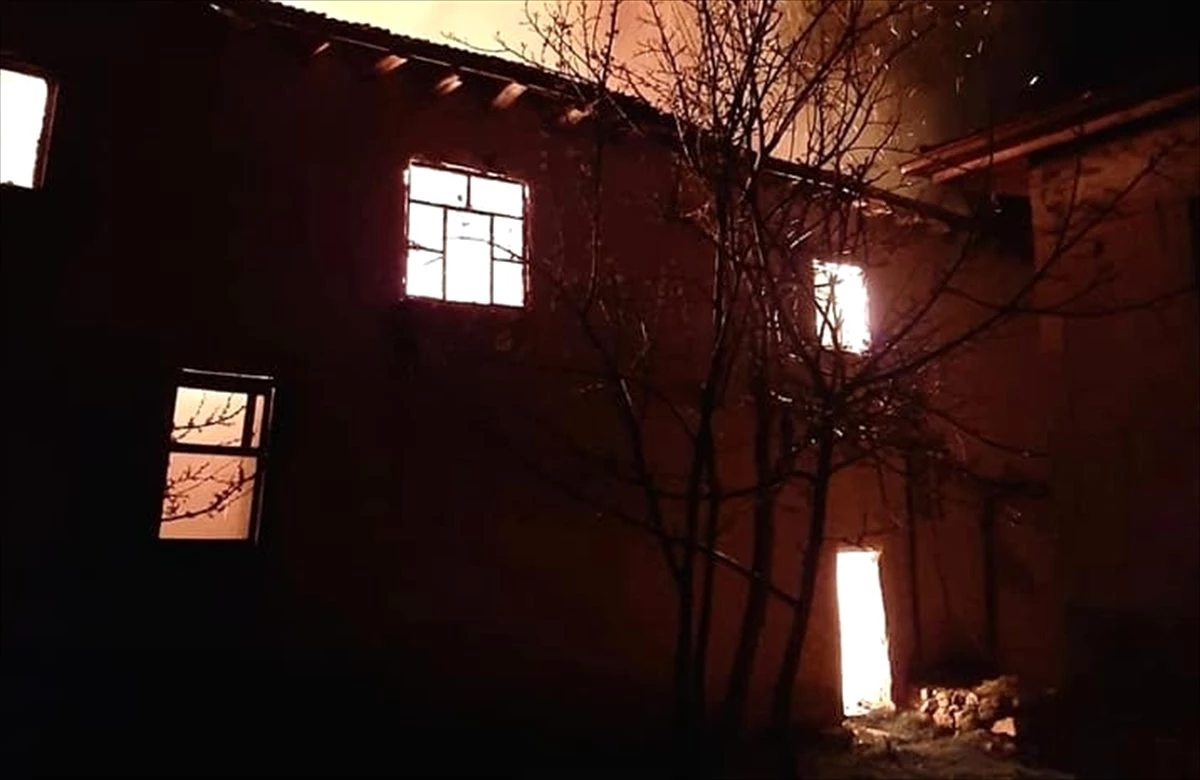 Gölpazarı\'nda çıkan yangında iki katlı ev kullanılamaz hale geldi