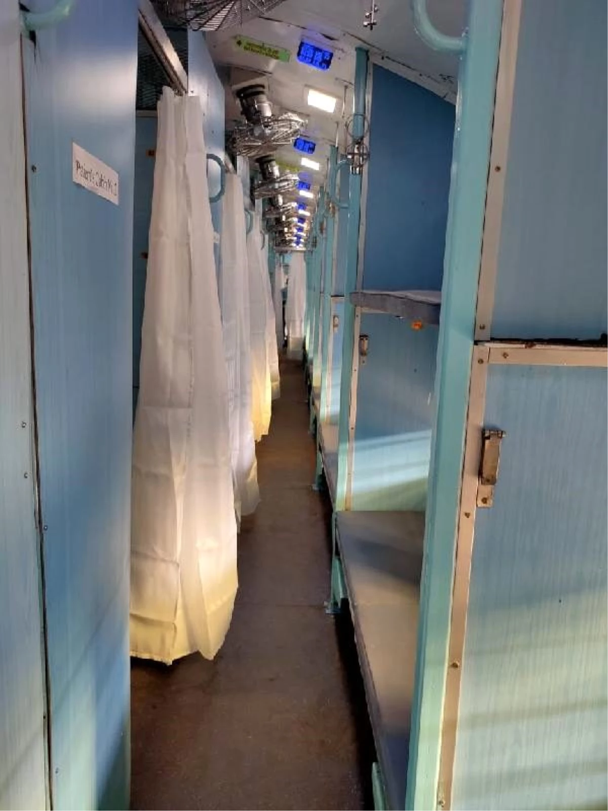 Koronavirüsle mücadele eden Hindistan\'da, tren vagonları hastaneye çevrildi