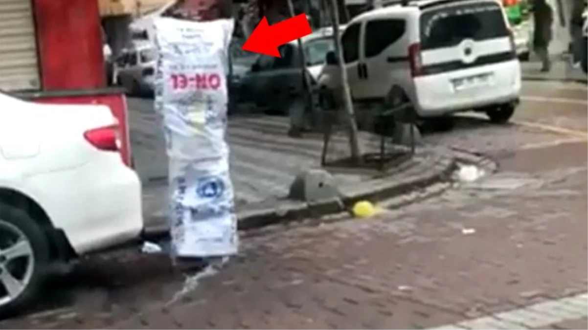 İstanbul\'da bir vatandaş, koronavirüsten korunmak için üzerine un çuvalı geçirdi