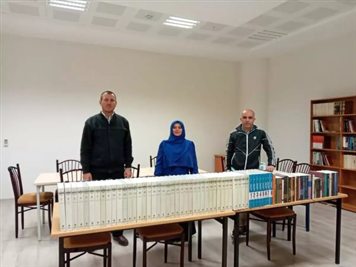 Kırşehir Müftülüğünden KAEÜ İslami İlimler Fakültesine kitap bağışı