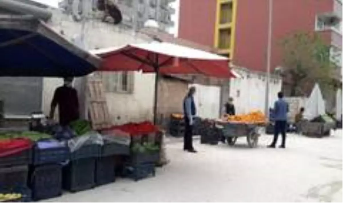 Kızıltepe Belediyesi pazarda vatandaşlara maske ve eldiven dağıttı