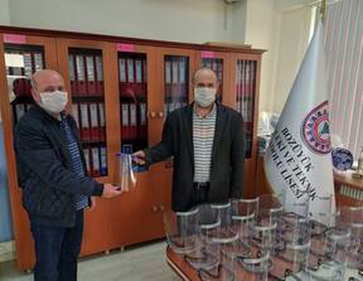 Okulda yüz koruyucu siperlik maske üretiyorlar