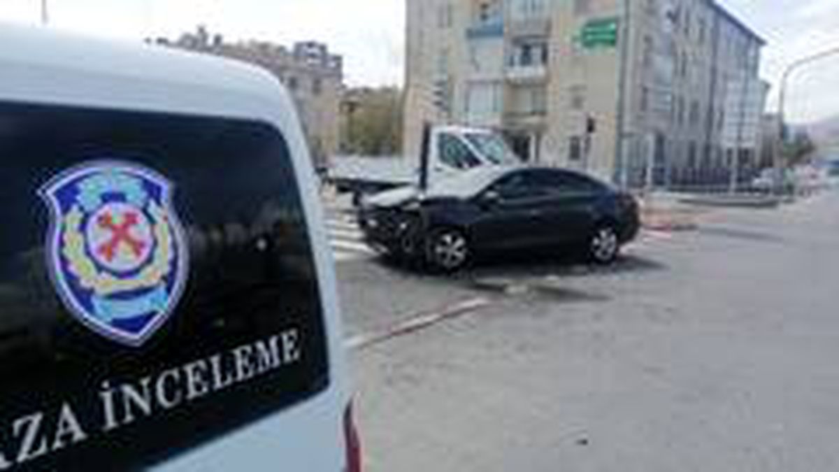 Otomobiller çarpıştı: 2 yaralı
