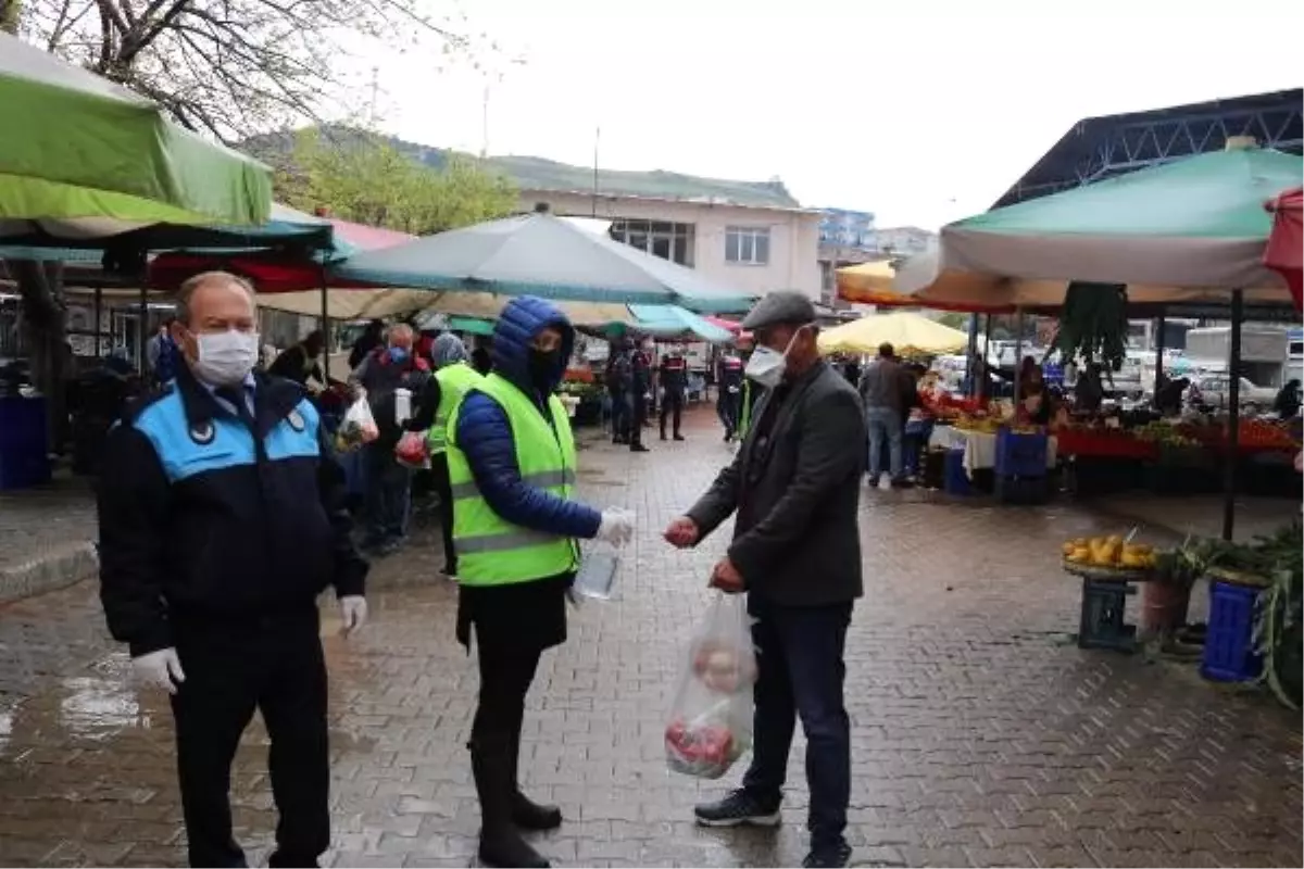 Pazar yerinde sosyal mesafeye yağmur engeli