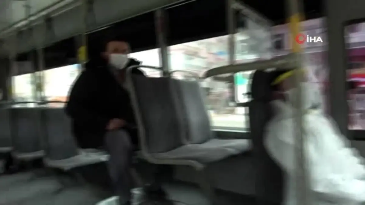 Sağlıkçılar gibi giyinerek direksiyon başına geçti