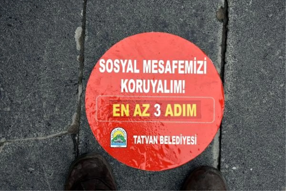 Tatvan\'da sosyal mesafeyi korumak için zemin çıkartmaları yapıştırıldı