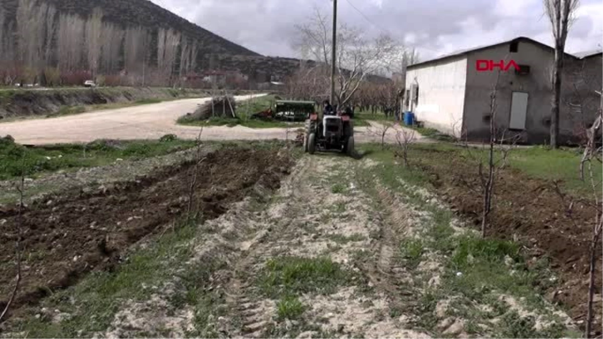 ANTALYA Sokağa çıkamayan vatandaşın bahçesini, polis memuru traktörle sürdü