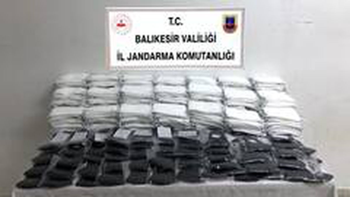 Balıkesir\'de 9 bin 850 adet kaçak maske ele geçirildi