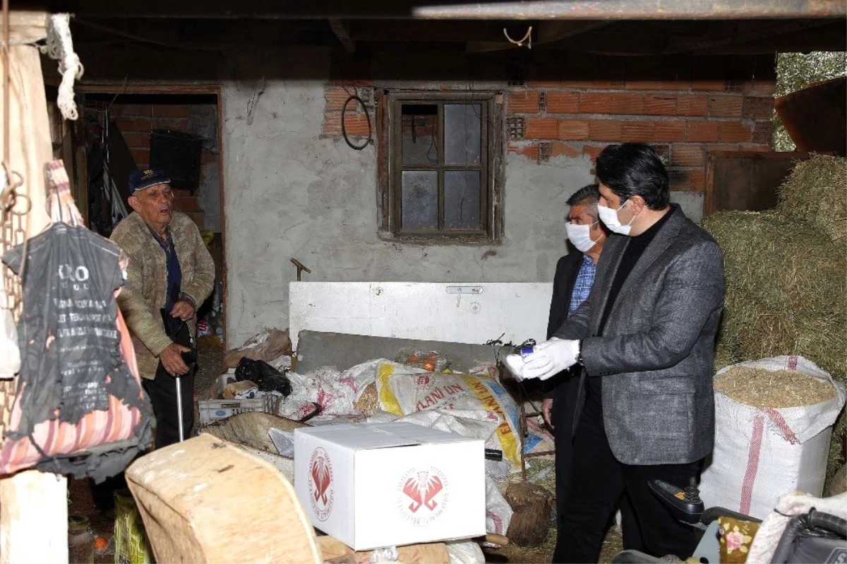 Başkan Genç yardım kolisi, dezenfektan ve maske dağıttı