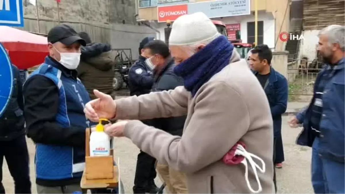 Bayburt halk pazarında maske dağıtıldı