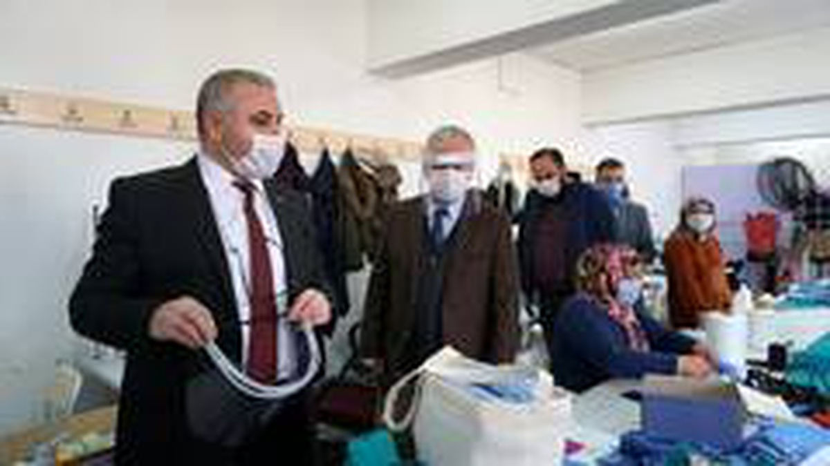 \'Biz bize yeteriz\' diyerek maske ve siperlik ürettiler