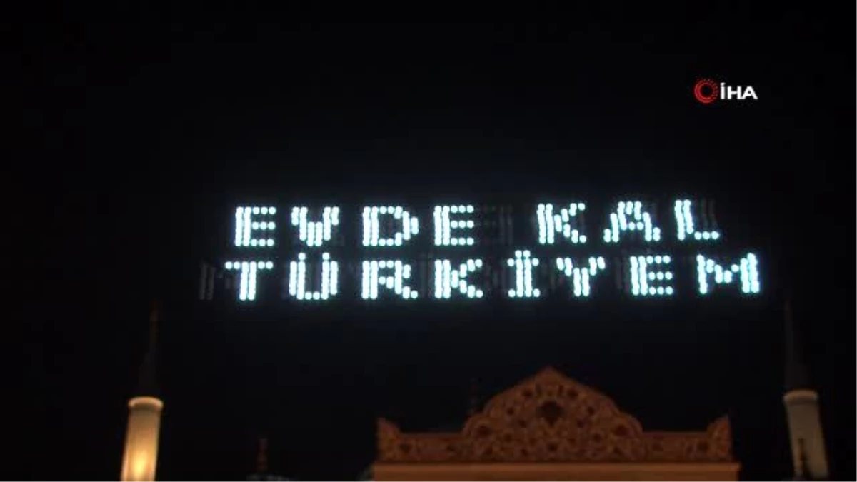 Çamlıca Camii\'nde "Evde Kal Türkiyem" mahyası