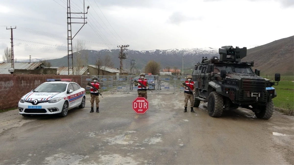 Jandarma karantinaya alınan yerleşim alanlarında nöbetini sürdürüyor
