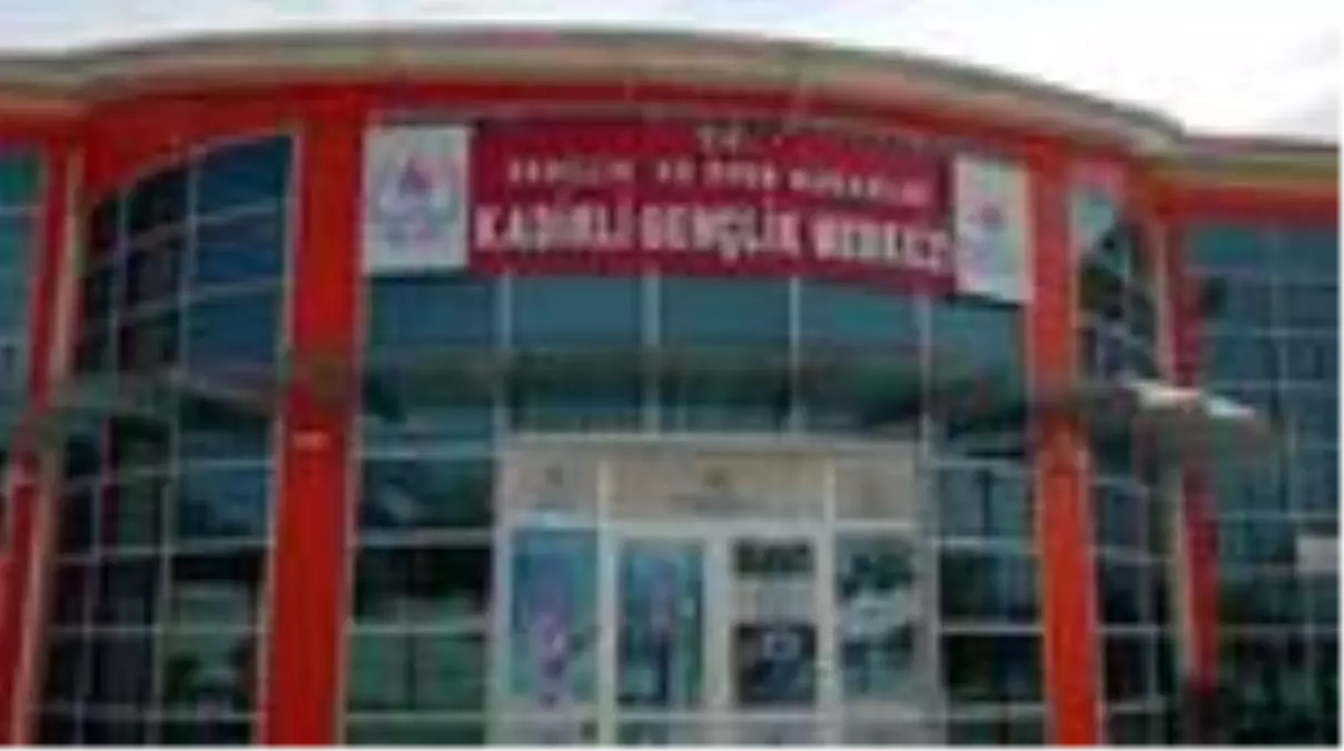 Kadirli Gençlik Merkezinde sağlık çalışanları için korumalı maske üretiliyor