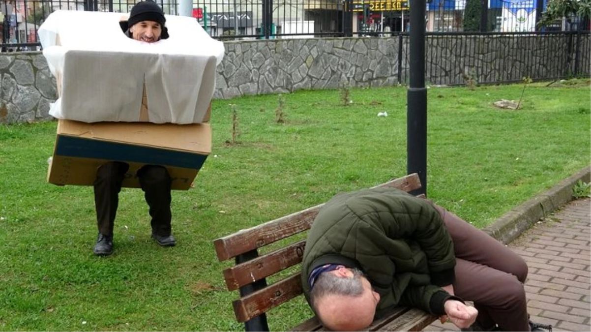 Korona kılığına giren tiyatrocu sokağa çıkanları hem kovaladı, hem bayılttı