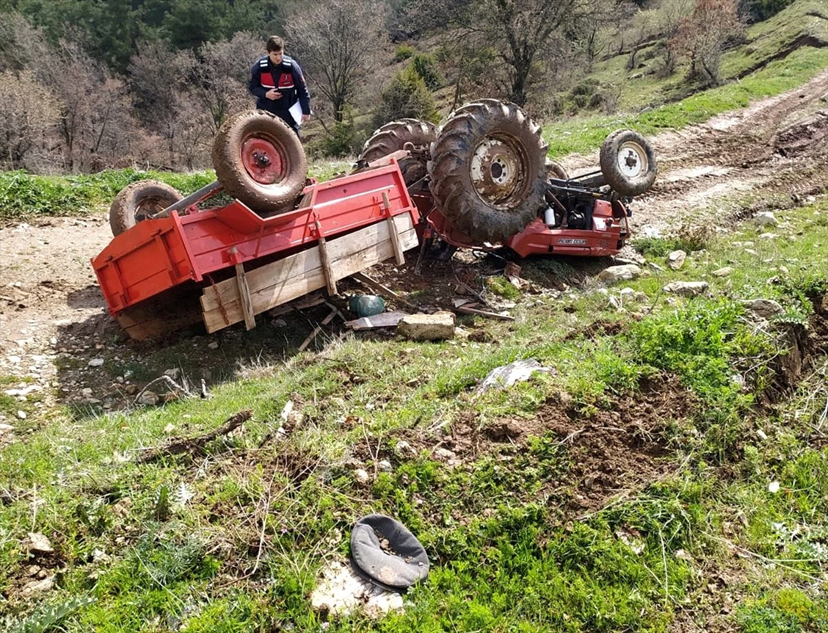 Manisa\'da devrilen traktörün sürücüsü öldü, oğlu yaralandı