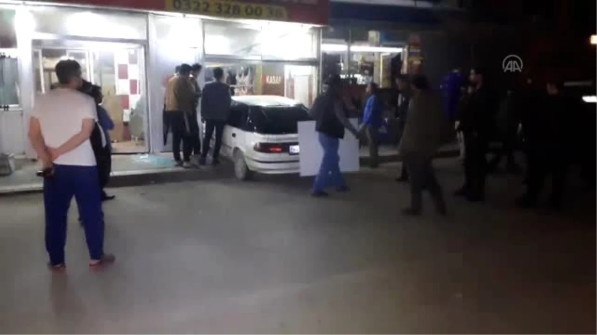 Otomobil, bir araca çarptıktan sonra kasap dükkanına girdi