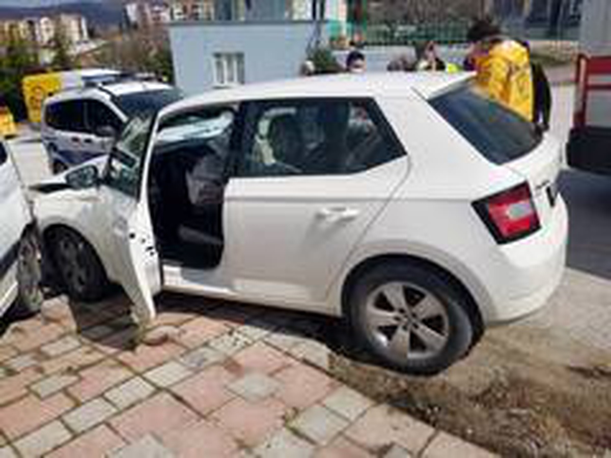 Otomobil park halindeki kamyonete çarptı; 1 yaralı