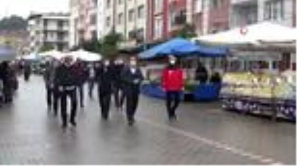 Pazara dezenfeksiyon tünelinden geçerek giriyorlar