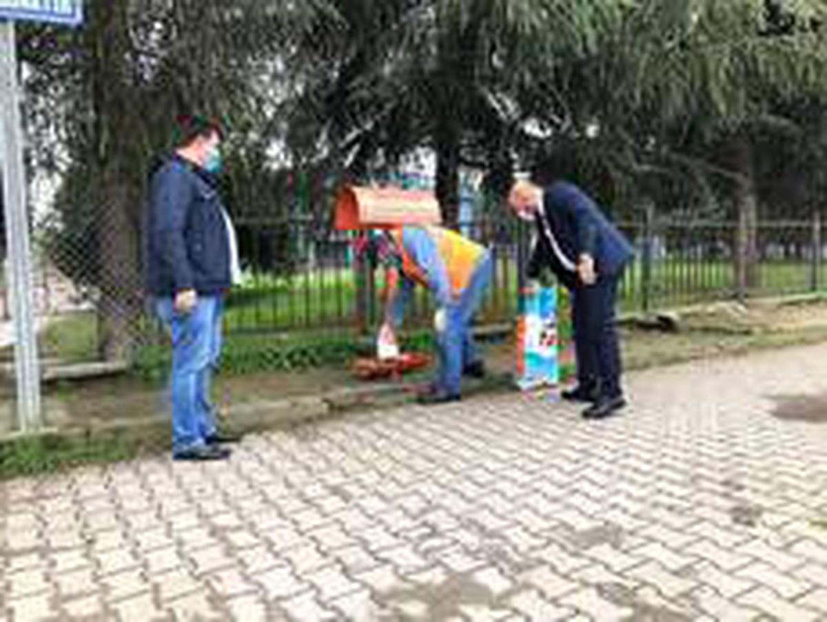 Sokak hayvanlarına düzenli mama ve su veriliyor