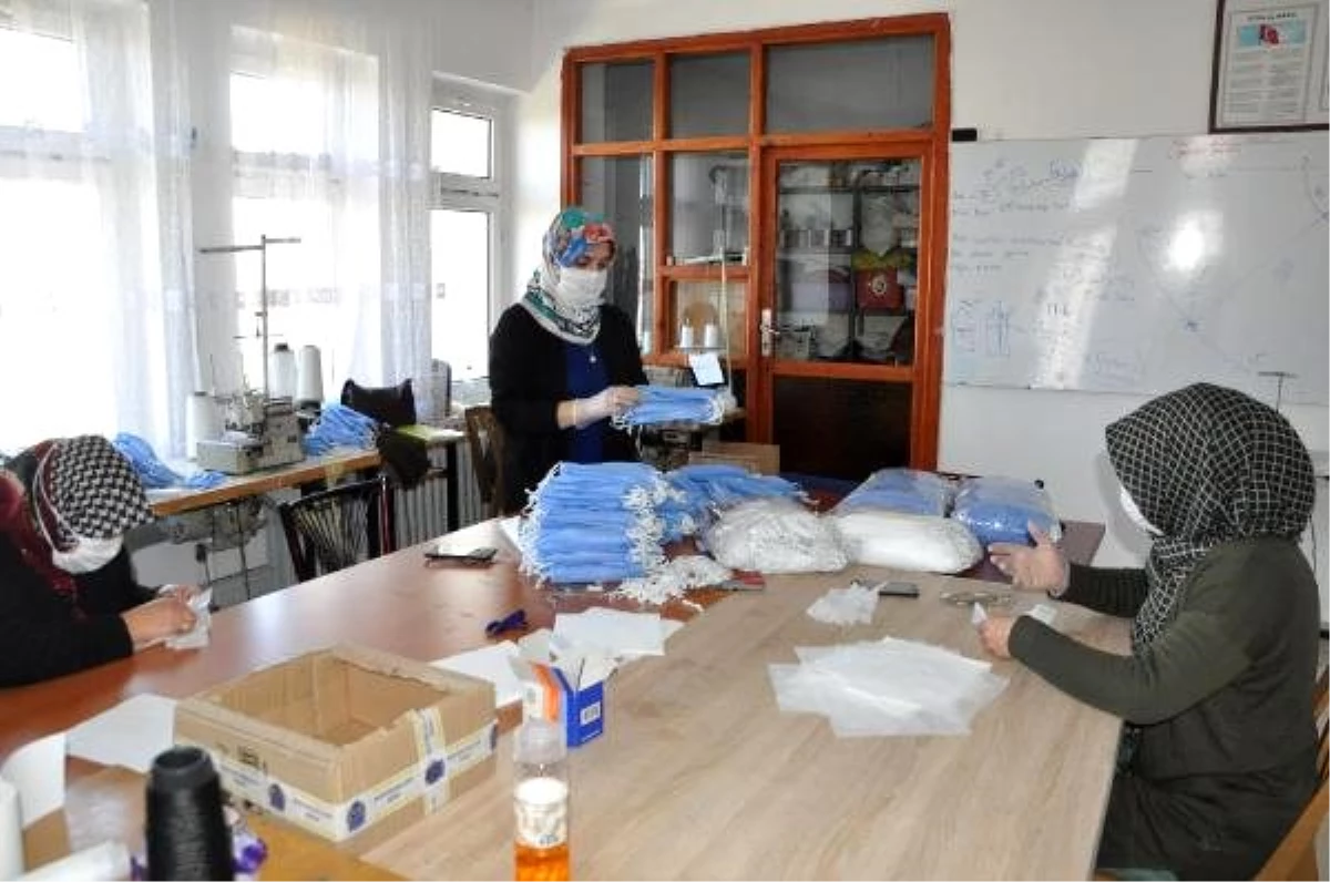 Sorgun\'da gönüllü kadınlar, günde 2 bin maske üretiyor
