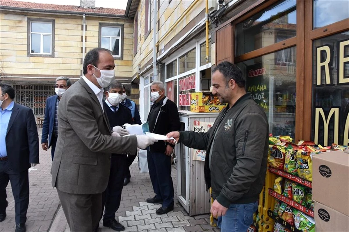 Tomarza Belediye Başkanı Şahin ücretsiz maske dağıttı